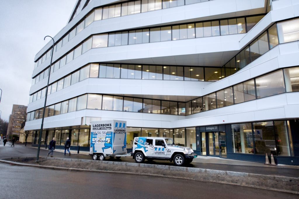 Lagerboksen levert foran et kontorbygg