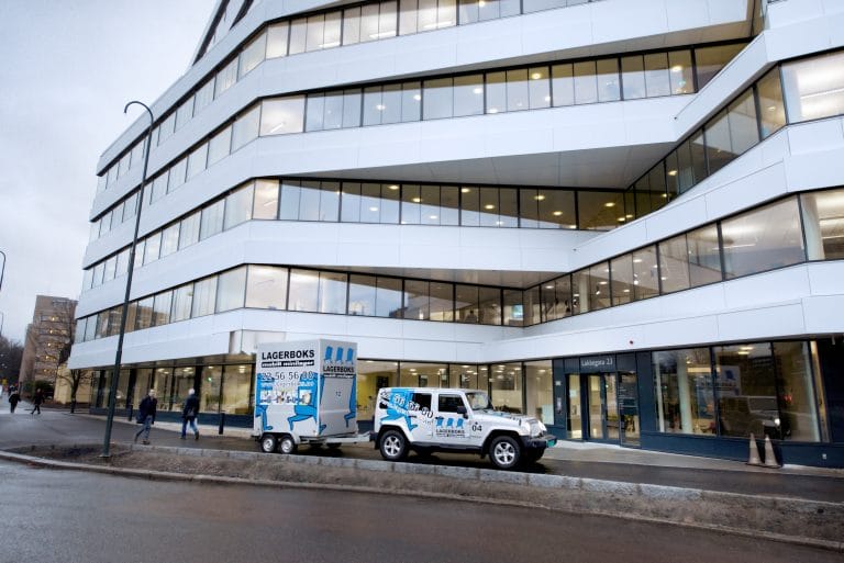 Lagerboksen levert foran et kontorbygg