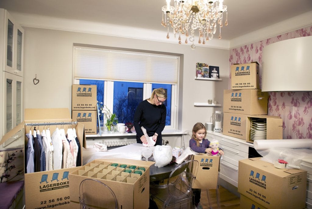 Flytteesker som pakkes hjemme på et soverom