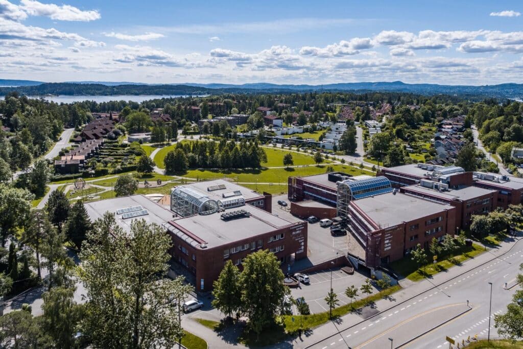 Fjordveien 1 på Høvik sett fra lufta, med Oslofjorden bak