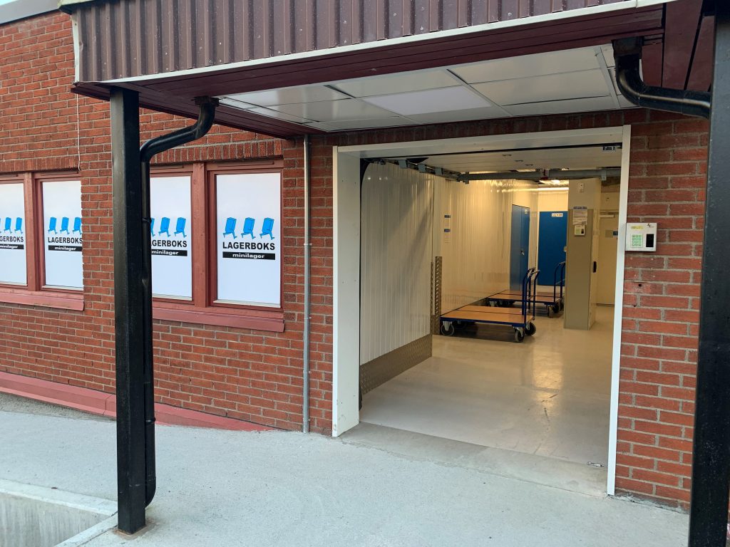 Inngangen til minilageret på Kalbakken